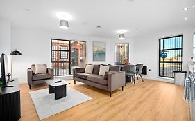 Stylish New 2-Bed Apartment In Jq